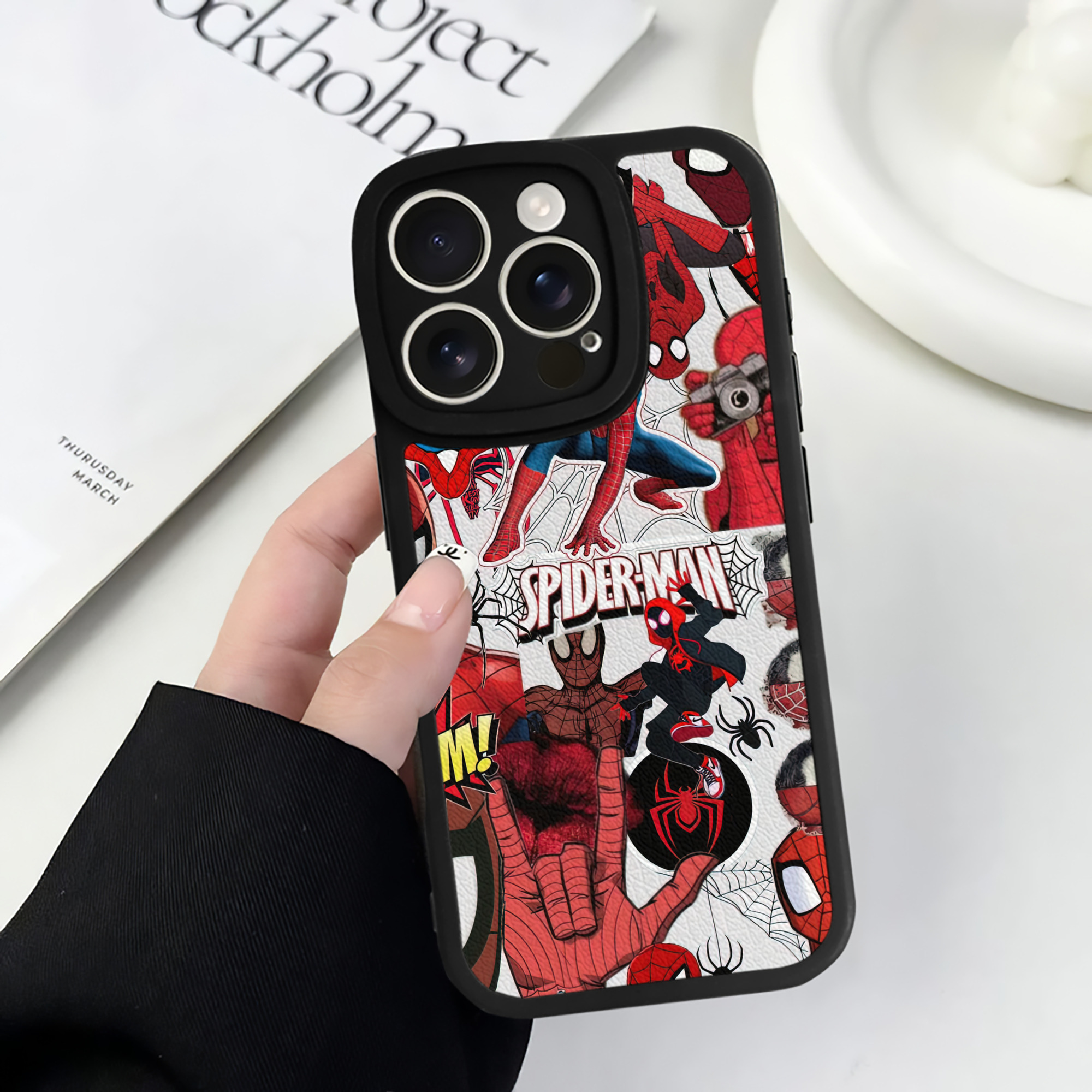 （画像用） Spider Man スパイダーマン 【iPhone 16シリーズ対応】シリコンスマホケース（レザー調） 材質：シリコン